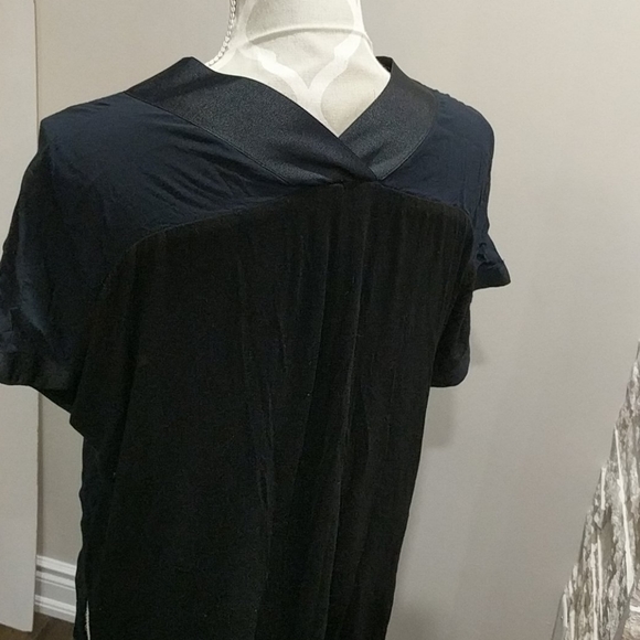 Banana Republic navy & blk vneck shirt - Picture 4 of 6